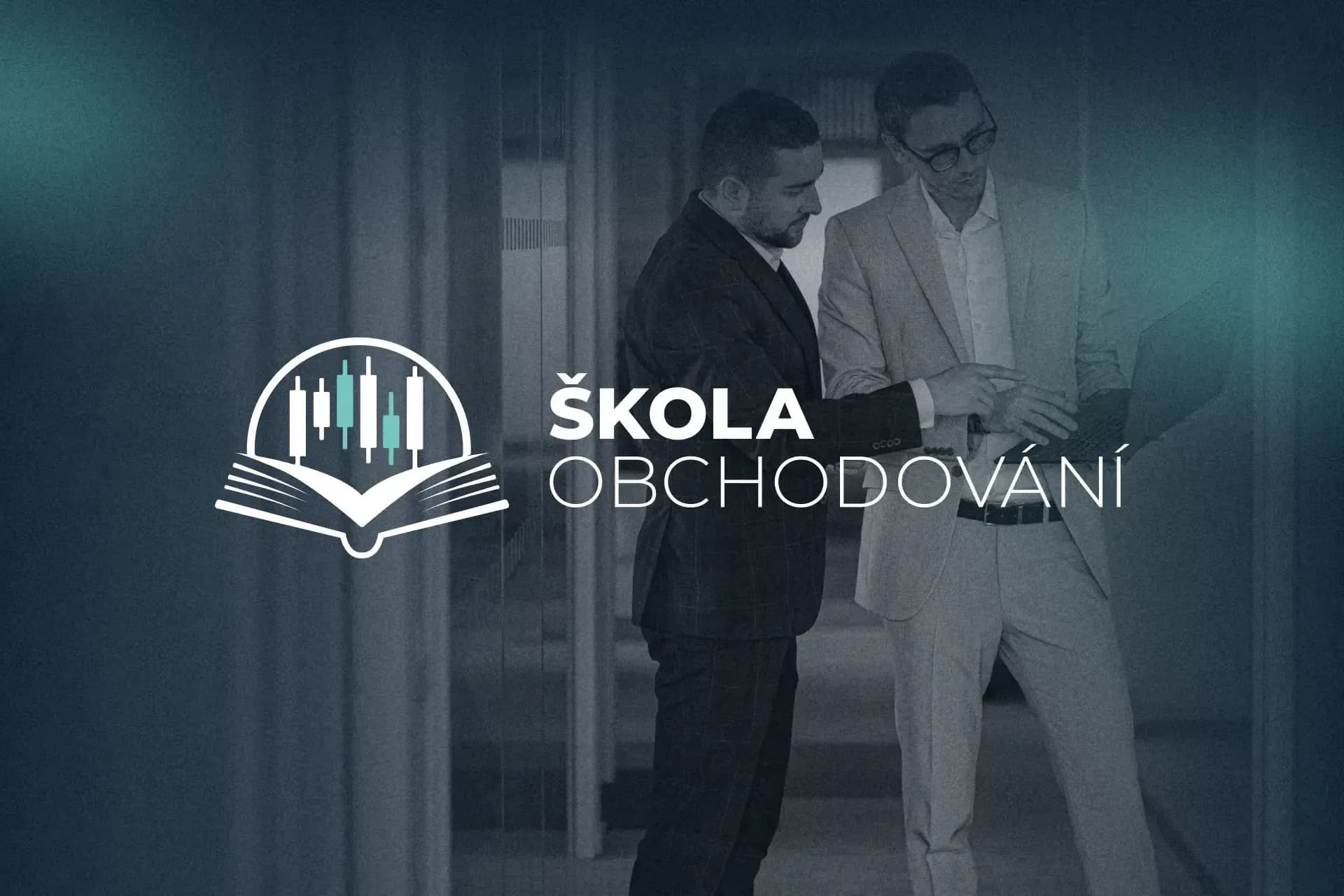 Škola Obchodování — logo na fotce dvou investorů u obrazovky s grafy